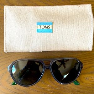 Tom’s aviator sunglasses